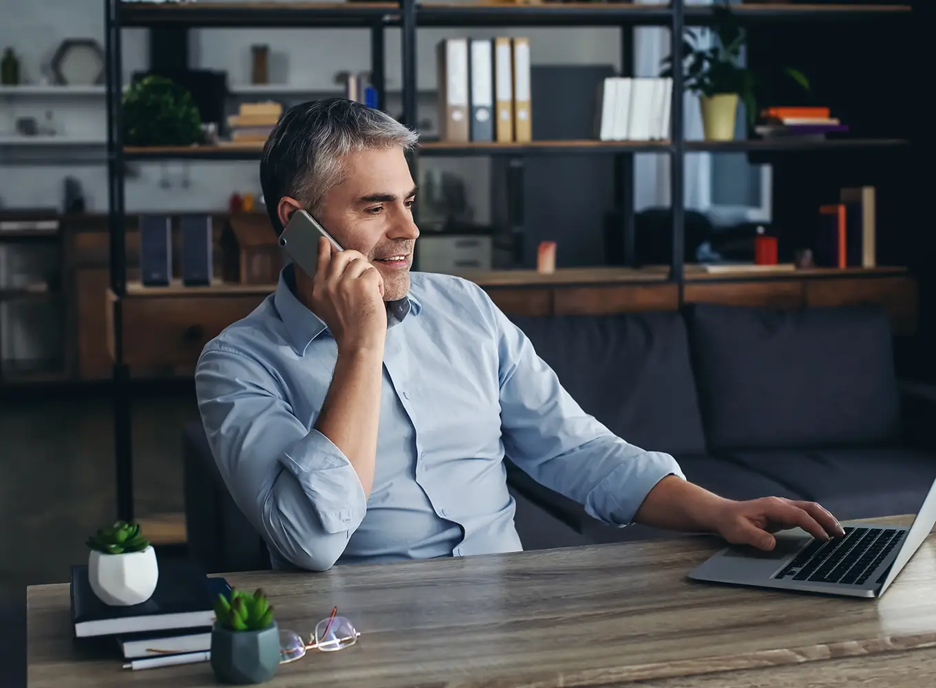 Man speaking with a gambling support coach during an online consultation